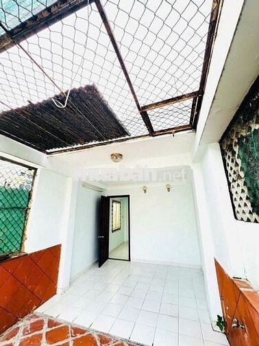 Nhà 4 tầng ( sân thượng) thoáng mát, hoàn công đủ.