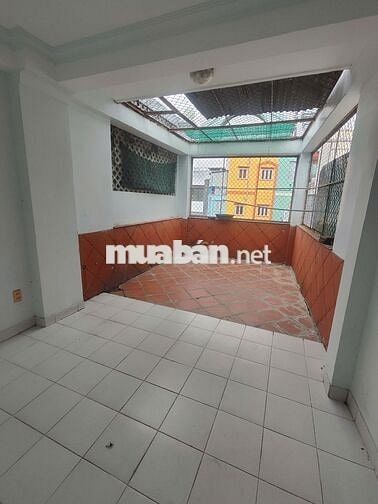 Nhà 4 tầng ( sân thượng) thoáng mát, hoàn công đủ.