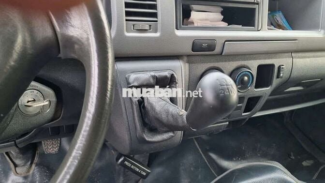 Ô tô tải van Toyota Hiace 6 chỗ 2006 máy xăng
