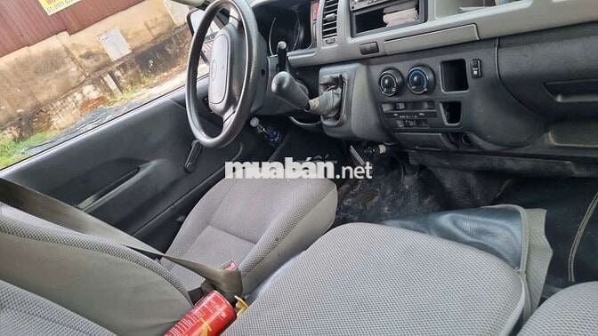 Ô tô tải van Toyota Hiace 6 chỗ 2006 máy xăng