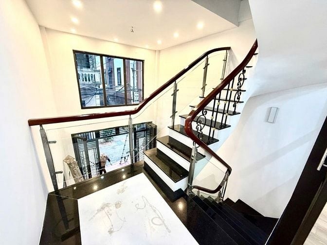 Bán nhà 5 tầng, gần chợ, ô tô vào gara, giá 12.2 tỷ