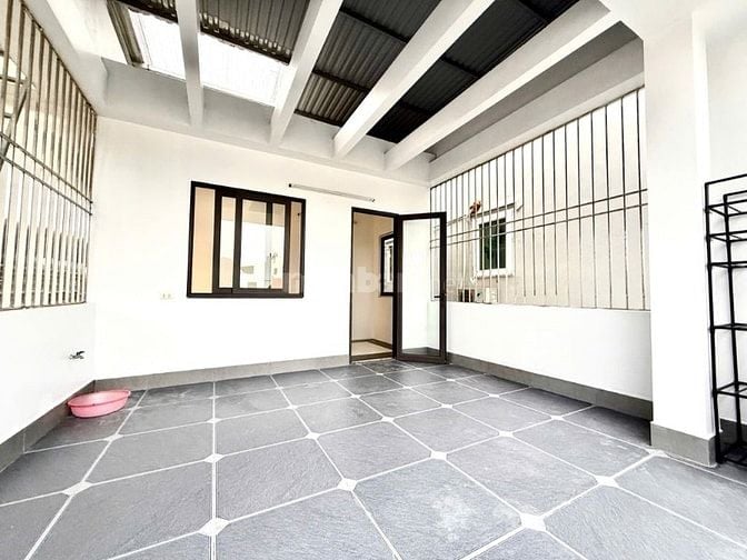 Bán nhà 5 tầng, gần chợ, ô tô vào gara, giá 12.2 tỷ