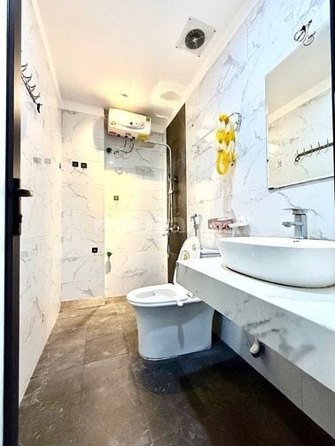 Bán nhà 5 tầng, gần chợ, ô tô vào gara, giá 12.2 tỷ