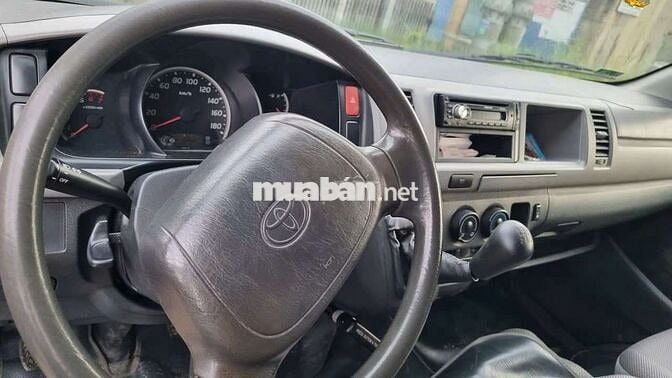 Ô tô tải van Toyota Hiace 6 chỗ 2006 máy xăng