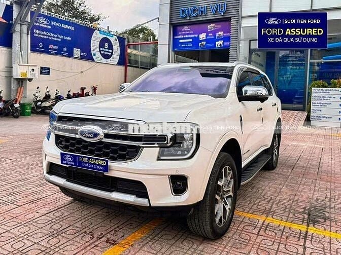 Ford Everest Titan 4x2 Trắng 7 chỗ T8/2023