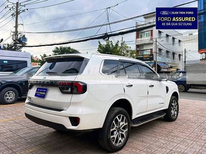 Ford Everest Titan 4x2 Trắng 7 chỗ T8/2023