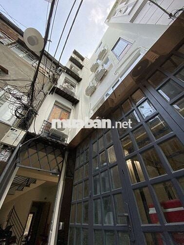 Studio Full Nội Thất,Thang Máy Nhà Xe Rộng. Nằm Trên Phan Xích Long.
