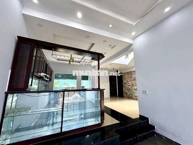 CHO THUÊ NHÀ DIÊN TICH LON. BẮC LÂN BÀ ĐIỂM HOCMON
👉DT 8x20m