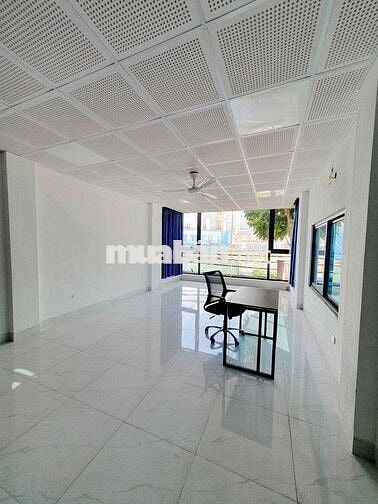 cho thuê nhà Nguyễn Hoàng Tôn.80m 3 tầng.Giá Thuê 26 tr/ tháng