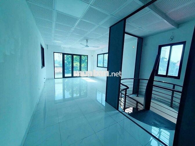 cho thuê nhà Nguyễn Hoàng Tôn.80m 3 tầng.Giá Thuê 26 tr/ tháng