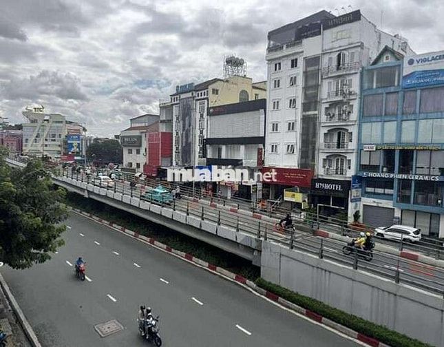 Bán nhà mặt phố Cộng Hòa, 5.9x15, 3 tầng khu VIP ngay  Lăng Cha Cả