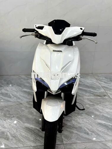 Xe máy Honda Airblade màu trắng zin đẹp leng keng