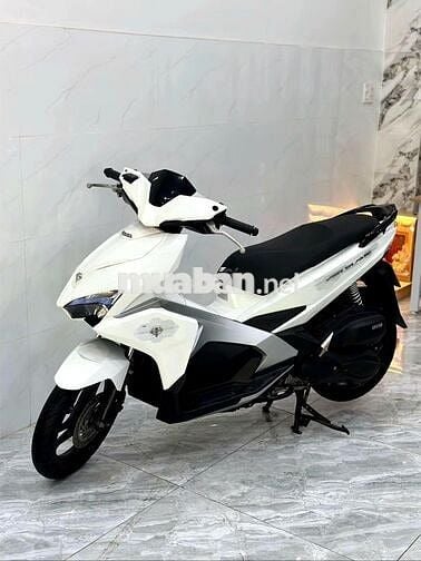 Xe máy Honda Airblade màu trắng zin đẹp leng keng