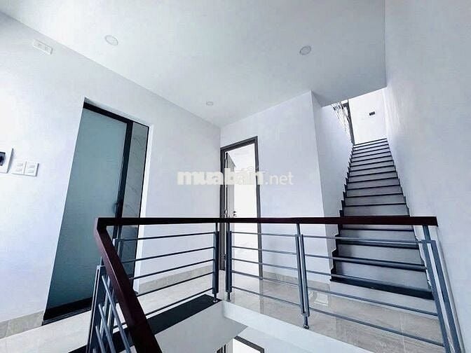 Cho thuê nhà mặt tiền đường Nguyễn Xuân Khoát, dt 4,5x25 trệt 4 lầu