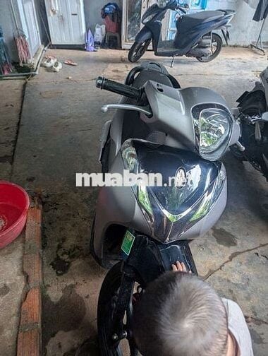 Xe máy Honda SH Mode màu bạc đã qua sử dụng