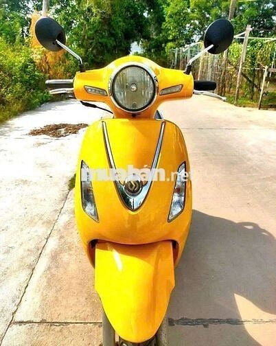 Xe máy Attila màu vàng cho nữ