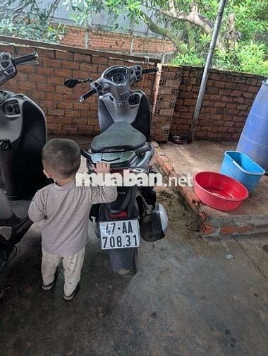 Xe máy Honda SH Mode màu bạc đã qua sử dụng