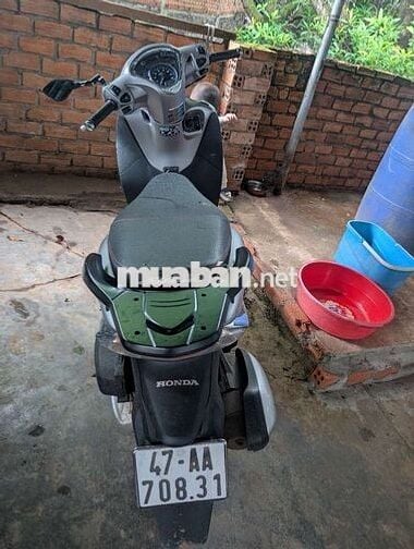 Xe máy Honda SH Mode màu bạc đã qua sử dụng