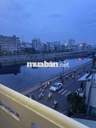 Nhà mặt tiền đường, 70m2, 6 phòng, đường Bến Bình Đông