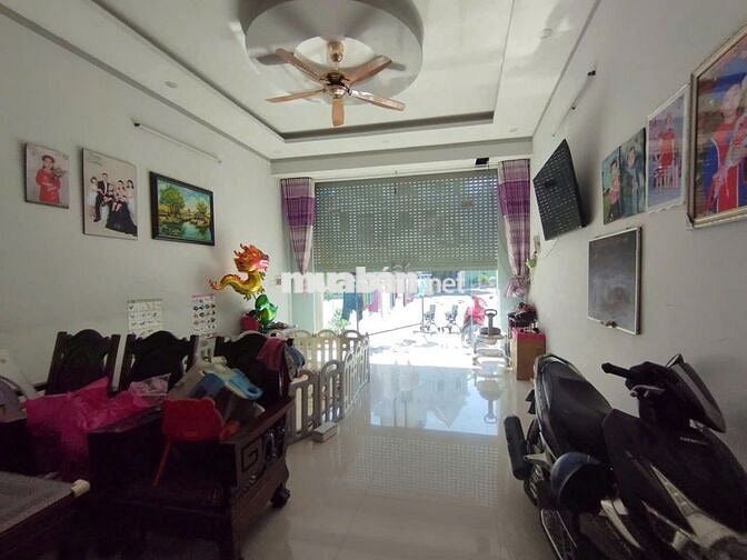 Nhà phố 3 tầng, 4 phòng ngủ, đối diện công viên