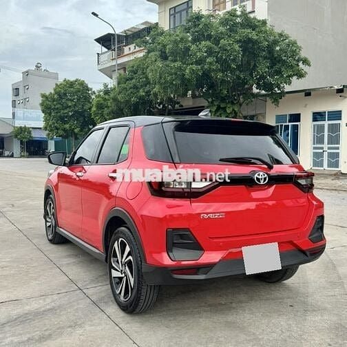 Cần bán Toyota Raize 2022, số tự động màu đỏ.
