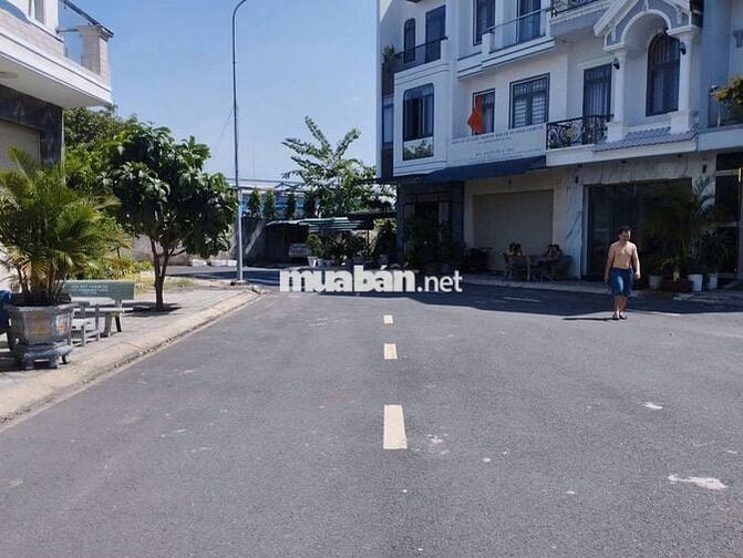 Nhà phố 3 tầng, 4 phòng ngủ, đối diện công viên