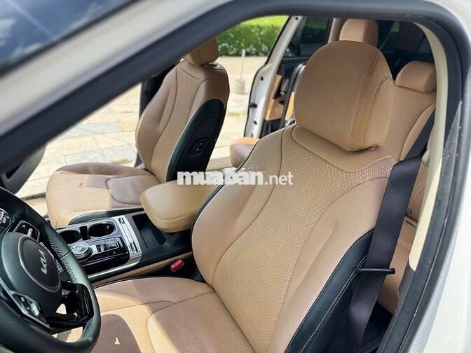 Kia Carnival 2023 Premium 2.2D 8S - 80,000 km.