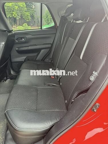 Cần bán Toyota Raize 2022, số tự động màu đỏ.