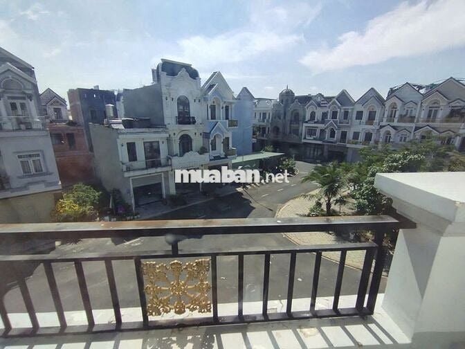Nhà phố 3 tầng, 4 phòng ngủ, đối diện công viên