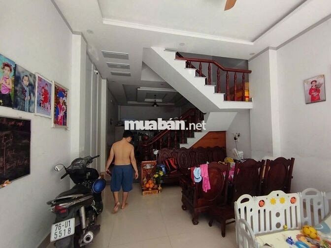 Nhà phố 3 tầng, 4 phòng ngủ, đối diện công viên