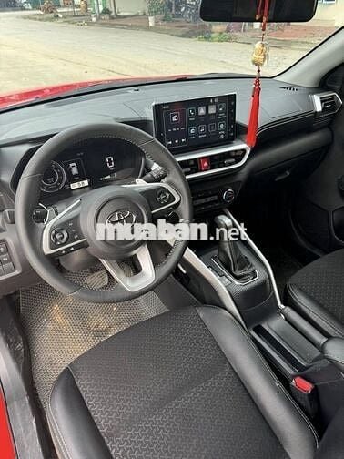 Cần bán Toyota Raize 2022, số tự động màu đỏ.
