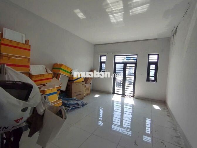 Nhà phố 3 tầng, 4 phòng ngủ, đối diện công viên