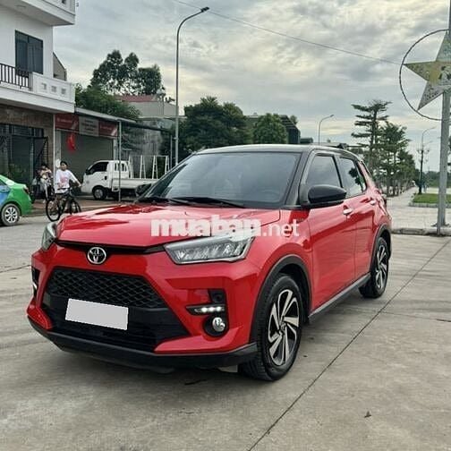 Cần bán Toyota Raize 2022, số tự động màu đỏ.