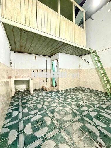BÁN nhà nhỏ Q12  sỗ Hồng riêng dt :4+4  hẻm 2,5m , 1 lẩu