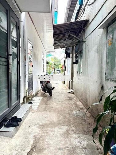 BÁN nhà nhỏ Q12  sỗ Hồng riêng dt :4+4  hẻm 2,5m , 1 lẩu