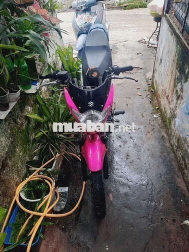 Xe máy Suzuki màu hồng cho cả nam và nữ