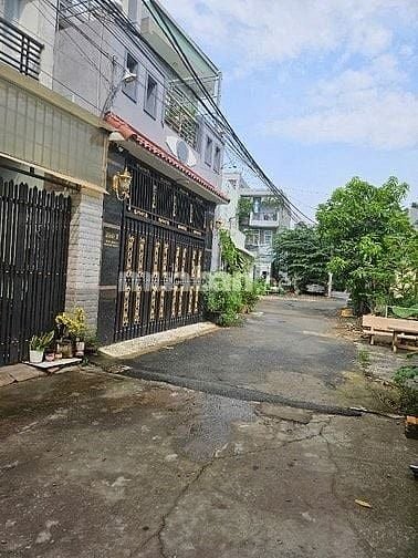 Bán gấp nhà phường Phú Hữu, Quận 9, TP.Thủ Đức. Kiên cố 3 tầng. 5mx16m