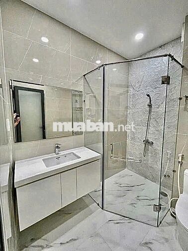 Cho thuê nhà mới ốp kính sàn suốt MT 686 CMT - Vị trí siêu đẹp