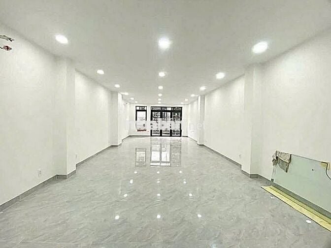 Cho thuê nhà mới ốp kính sàn suốt MT 686 CMT - Vị trí siêu đẹp