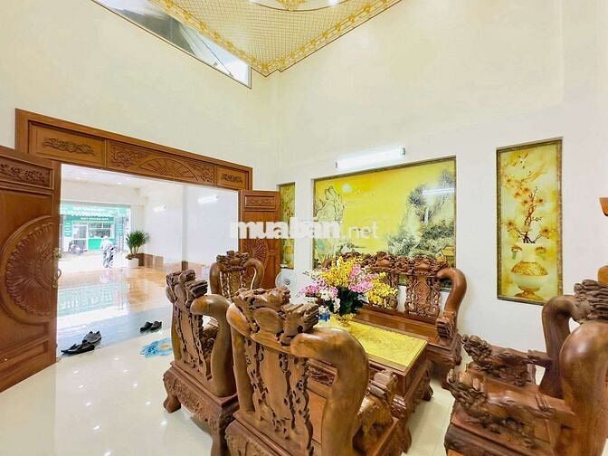 Nhà mới măt tiền dt khủng ( nhà 3 lầu + xưởng) ful nôi thất cao câp
