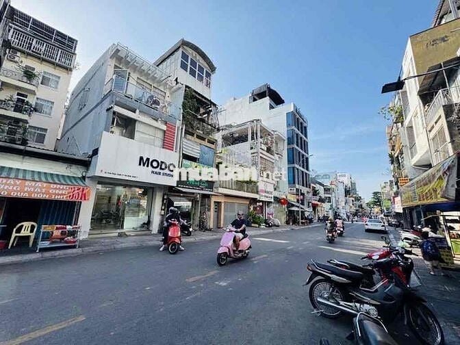 Nhà 52m2, 3 tầng đúc 3PN, hẻm xe hơi, Quận 1 Trần Quang Khải, gần mt