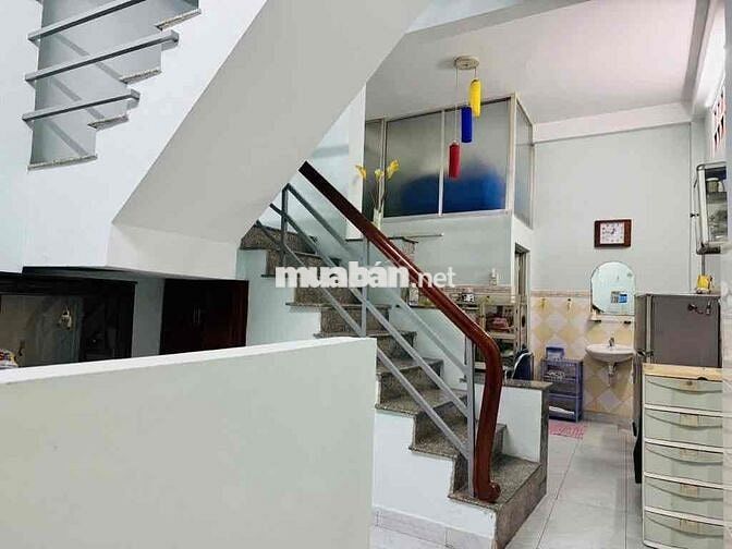 Nhà 52m2, 3 tầng đúc 3PN, hẻm xe hơi, Quận 1 Trần Quang Khải, gần mt