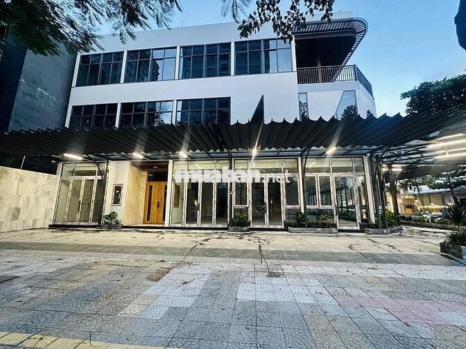 Cho thuê căn góc 2 tầng mặt tiền : Trần Phú & Nguyễn Du , Hải Châu