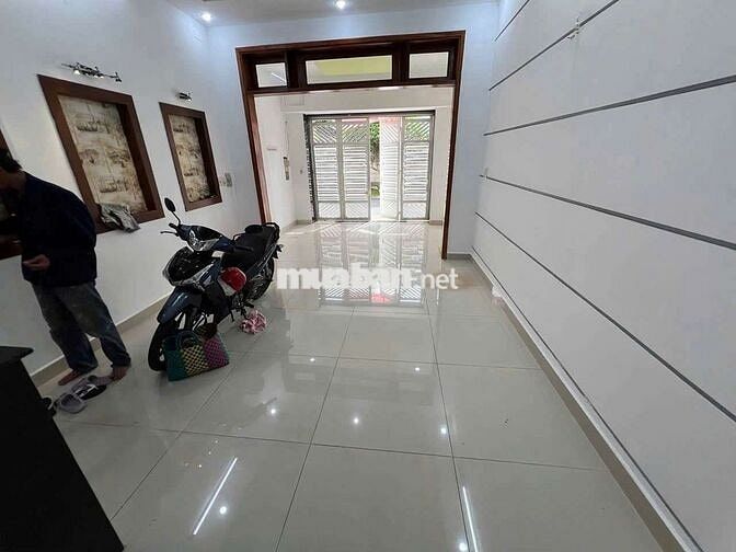 Nhà DQH mới đẹp hẻm xe hơi đậu cửa 5pn 4wc thích hợp làm VPCT