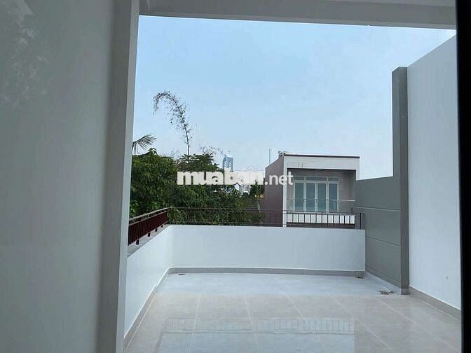 NHÀ MỚI 100% DT 120M2, SÂN ĐẬU OTO, 1T2L 4PN 5WC GẦN CHỢ LINH XUÂN