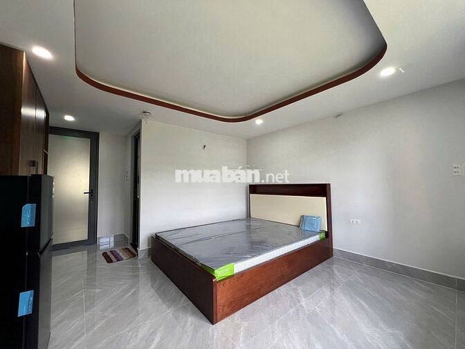 phòng full nội thất cửa sổ thoáng mát
