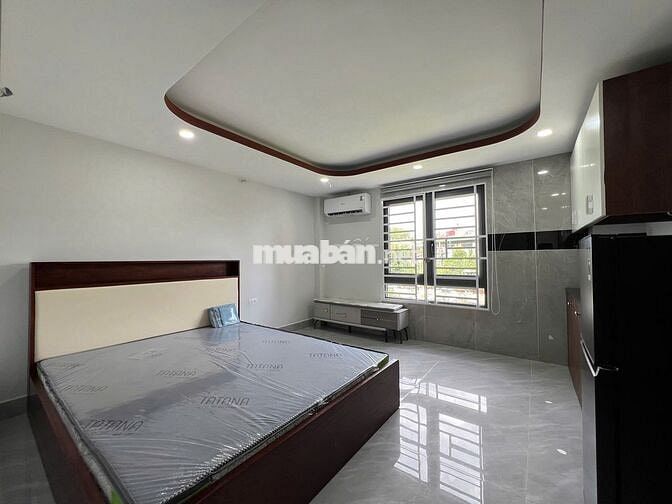 phòng full nội thất cửa sổ thoáng mát