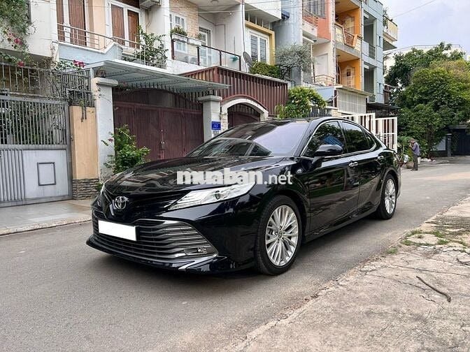 Toyota Camry 2021 2.5Q - Lướt 19,000 km cọp zin.