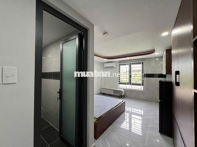 phòng full nội thất cửa sổ thoáng mát