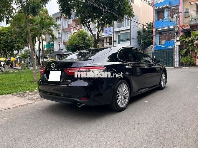 Toyota Camry 2021 2.5Q - Lướt 19,000 km cọp zin.